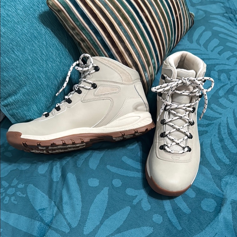 NWOT Columbia Cream and Brown Boots High-Top Design